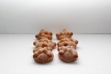 Lezzetli, taze, şekerli ve pofuduk taze pişmiş ekmek Kasım ayında Meksika 'da Sadık ve Tüm Azizler Günü için hazırlandı.