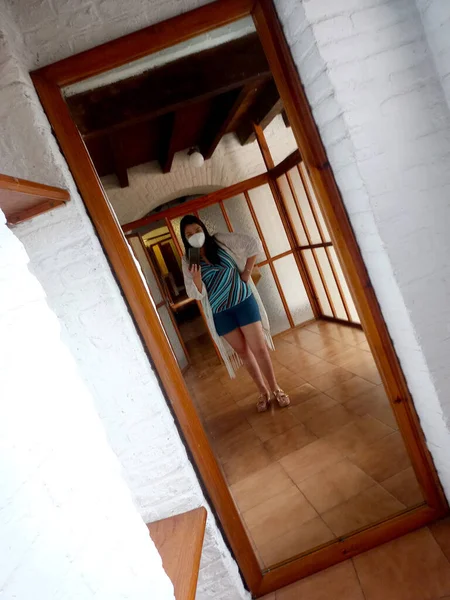 Latin Felnőtt Lát Tükröződés Tükörben Egész Test Maszk Fürdőruha Készen — Stock Fotó