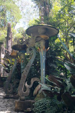 Edward James tarafından yapılan güzel Las Pozas bahçesi San Luis Potos Meksika 'da Xilitla belediyesinde gerçeküstü bir set.