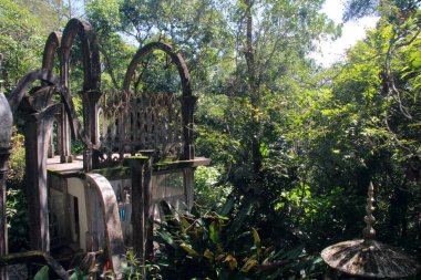 Edward James tarafından yapılan güzel Las Pozas bahçesi San Luis Potos Meksika 'da Xilitla belediyesinde gerçeküstü bir set.