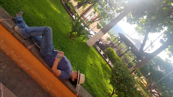 Взрослый Латиноамериканец Шляпе Турист Знающий Центр Колониального Стиля Волшебного Городка — стоковое фото