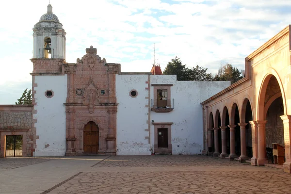 メキシコのザカテカス市の植民地時代の通りはピンクの採石場で作られていた メキシコ国家の首都銀鉱山センター — ストック写真