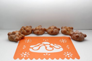 Lezzetli, pofuduk, taze ve şekerli taze Meksika ekmeği. Ölülerin ve kağıdın kafatasları şeklinde kesilmiş. Geleneksel Meksika bayramı Sadık ve Tüm Azizler Günü için.