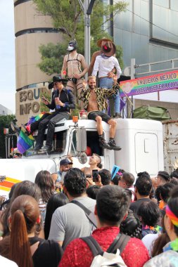 Mexico City, Mexico - 29 Haziran 2024: Eşcinsel Gurur Yürüyüşü, LGBT + toplumunu kutlayan ve hakları için savaşan cinsiyet ve cinsiyet farklılıklarını anan bir gösteridir.