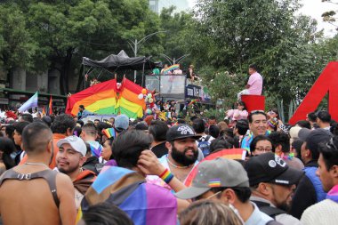 Mexico City, Mexico - 29 Haziran 2024: Eşcinsel Gurur Yürüyüşü, LGBT + toplumunu kutlayan ve hakları için savaşan cinsiyet ve cinsiyet farklılıklarını anan bir gösteridir.