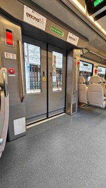 Mexico City, Meksika - 8 Ocak 2025: El Insurgente Interurban elektrik treni içindeki koltuklar ve pencere manzarası