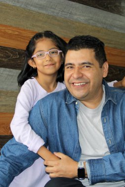 Boşanmış bekar bir baba, 5 yaşındaki Latin kızıyla oynar. Gözlüklü bir esmer, sevgilerini gösterir ve Babalar Günü 'nü kutlar.