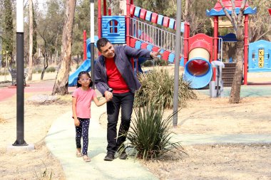 Boşanmış bekar bir baba, babalar gününü kutlamak için hafta sonu 5 yaşındaki Latin kızıyla parkta yürür.