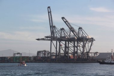 Ensenada, Baja California, Meksika - 16 Mar 2025: Liman vincleri Meksika 'nın Baja California limanındaki Ensenada limanında yükleme ve boşaltma için kullanılan büyük makinelerdir.