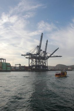 Ensenada, Baja California, Meksika - 16 Mar 2025: Liman vincleri Meksika 'nın Baja California limanındaki Ensenada limanında yükleme ve boşaltma için kullanılan büyük makinelerdir.