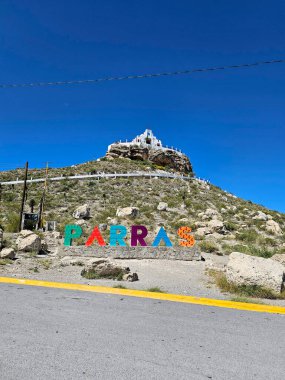 Parras, Coahuila, Meksika - 28 Temmuz 2025: Santo Madero Kilisesi ve Meksika 'nın büyülü şehri Parras' ın renkli mektupları, Coahuila sönmüş bir volkanın tepesinde panoramik manzaralı