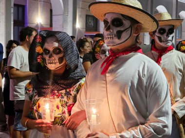 Merida, Yucatan, Meksika - 28 Ekim 2024: Merida, Yucatan veya Paseo de las Animas 'da düzenlenen ve iskelet gibi giyindikleri bir geçit töreni