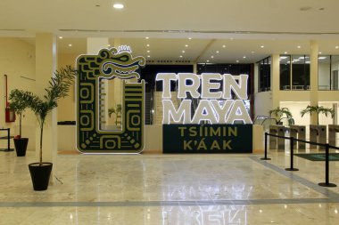 Merida, Yucatan, Meksika - 27 Ekim 2024: Yucatan 'daki Maya treninin Merida Teya istasyonu, IETRAM toplu taşımacılığı ile elektrikli otobüslerle ulaşılabilir.