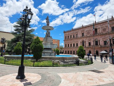 Saltillo, Coahuila, Meksika - 27 Temmuz 2025: Coahuila Devlet Sarayı, Pembe Saray, Saltillo 'daki Plaza de Armas' ın önündeki Devlet Yürütme Şubesi