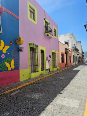 Monterrey, Nuevo Leon, Meksika - 30 Temmuz 2025: Monterrey şehir merkezindeki Koloni tarzı binalar, kafeler, restoranlar ve evler