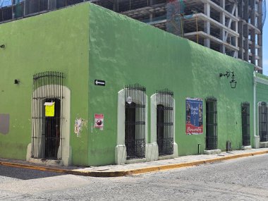 Monterrey, Nuevo Leon, Meksika - 30 Temmuz 2025: Monterrey şehir merkezindeki Koloni tarzı binalar, kafeler, restoranlar ve evler