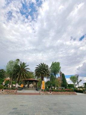 Tepotzotlan, Meksika Eyaleti, Meksika - 23 Ağustos 2023: Meksika Kolonisi Pueblo Magico, Ulusal Genel Vali Müzesi, bir park ve hafta sonu için restoranlar