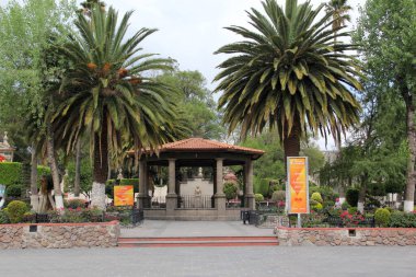 Tepotzotlan, Meksika Eyaleti, Meksika - 23 Ağustos 2023: Meksika Kolonisi Pueblo Magico, Ulusal Genel Vali Müzesi, bir park ve hafta sonu için restoranlar