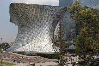 Mexico City, Mexico - 19 Temmuz 2023: Polanco, Mexico City 'deki Plaza Carso' da Museo Soumaya, Carlos Slim Foundation koleksiyonunu sergiler.