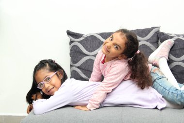 5 yaşındaki Latin esmer kız kardeşler birlikte oynayıp eğleniyorlar ve teknolojisiz kaliteli zaman geçiriyorlar.