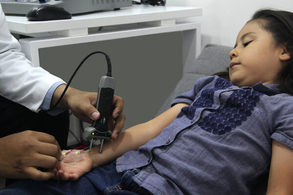 Электромиография ЭМГ и Nerve Conduction Velocity NCV руки и руки у 6-летней латиноамериканки с врачом