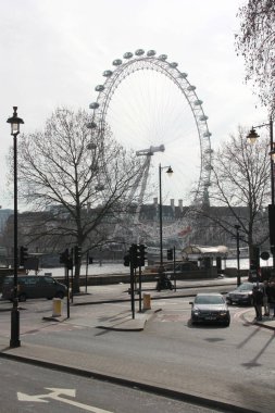 Londra, Birleşik Krallık - 12 Aralık 2015: Londra Göz Devi Gözlem Çarkı ve Thames Nehri 'nin yanında popüler turistik ilgi merkezi