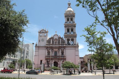 Monterrey, Nuevo Leon, Meksika - 30 Temmuz 2025: Meksika 'nın Nuevo Leon eyaletinin başkenti Macroplaza' nın yanındaki Tertemiz Gebelik Katedrali