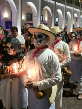 Merida, Yucatan, Meksika - 28 Ekim 2024: Merida, Yucatan veya Paseo de las Animas 'da düzenlenen ve iskelet gibi giyindikleri bir geçit töreni