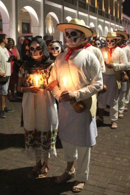 Merida, Yucatan, Meksika - 28 Ekim 2024: Merida, Yucatan veya Paseo de las Animas 'da düzenlenen ve iskelet gibi giyindikleri bir geçit töreni