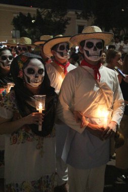 Merida, Yucatan, Meksika - 28 Ekim 2024: Merida, Yucatan veya Paseo de las Animas 'da düzenlenen ve iskelet gibi giyindikleri bir geçit töreni