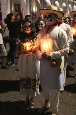Merida, Yucatan, Meksika - 28 Ekim 2024: Merida, Yucatan veya Paseo de las Animas 'da düzenlenen ve iskelet gibi giyindikleri bir geçit töreni
