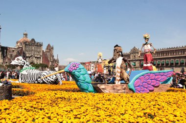 Mexico City, Meksika - 31 Ekim 2025 Mexico City Zocalo 'da anıtsal Ölüler Günü kadife çiçekleri arasında insan ve köpek iskeleti figürleri ile