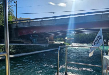 Monterrey, Nuevo Leon, Meksika - 29 Temmuz 2025: Monterrey 'deki Paseo Santa Lucia' yı şehir merkezinden Fundidora Park 'a tekne ile gezmek