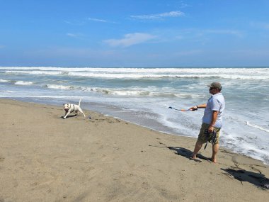 40 yaşındaki bekar Latin erkek, depresyon ve endişe üzerine çalışmak için duygusal destek köpeğiyle plajı seviyor.