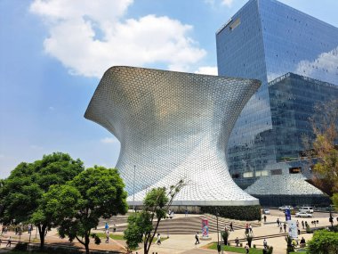 Mexico City, Mexico - 19 Temmuz 2023: Polanco, Mexico City 'deki Plaza Carso' da Museo Soumaya, Carlos Slim Foundation koleksiyonunu sergiler.