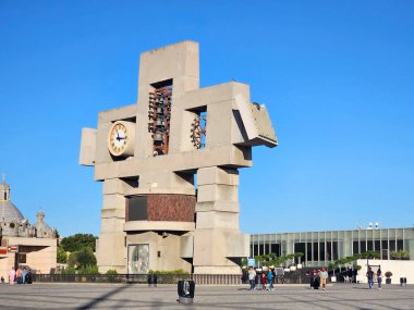 Mexico City, Mexico - 25 Kasım 2024: CDMX 'te Guadalupe Bazilikası' ndan Carillon, çanları, sivil, astronomik ve güneş saati olan anıtsal bir yapı.