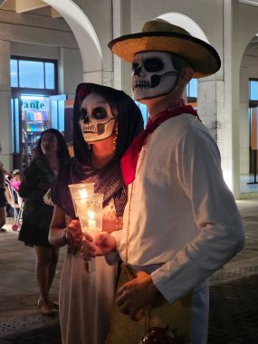 Merida, Yucatan, Meksika - 28 Ekim 2024: Merida, Yucatan veya Paseo de las Animas 'da düzenlenen ve iskelet gibi giyindikleri bir geçit töreni