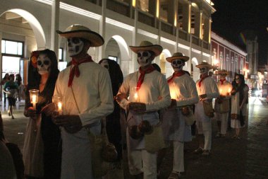 Merida, Yucatan, Meksika - 28 Ekim 2024: Merida, Yucatan veya Paseo de las Animas 'da düzenlenen ve iskelet gibi giyindikleri bir geçit töreni