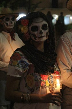 Merida, Yucatan, Meksika - 28 Ekim 2024: Merida, Yucatan veya Paseo de las Animas 'da düzenlenen ve iskelet gibi giyindikleri bir geçit töreni