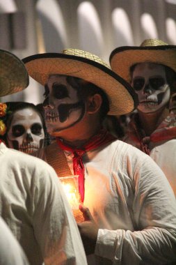 Merida, Yucatan, Meksika - 28 Ekim 2024: Merida, Yucatan veya Paseo de las Animas 'da düzenlenen ve iskelet gibi giyindikleri bir geçit töreni