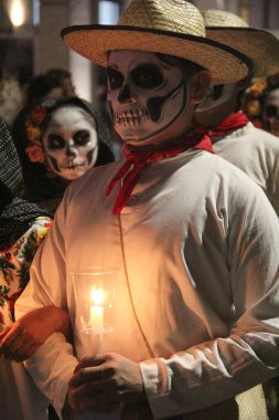Merida, Yucatan, Meksika - 28 Ekim 2024: Merida, Yucatan veya Paseo de las Animas 'da düzenlenen ve iskelet gibi giyindikleri bir geçit töreni