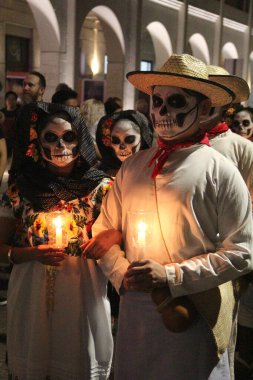 Merida, Yucatan, Meksika - 28 Ekim 2024: Merida, Yucatan veya Paseo de las Animas 'da düzenlenen ve iskelet gibi giyindikleri bir geçit töreni