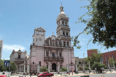 Monterrey, Nuevo Leon, Meksika - 30 Temmuz 2025: Meksika 'nın Nuevo Leon eyaletinin başkenti Macroplaza' nın yanındaki Tertemiz Gebelik Katedrali