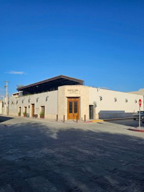 Cuatro Cienegas, Coahuila, Meksika - 28 Temmuz 2025: Coahuila, Meksika 'daki Cuatro Cienegas de Carranza' nın merkezindeki kaldırım taşı sokakları, park ve kilise