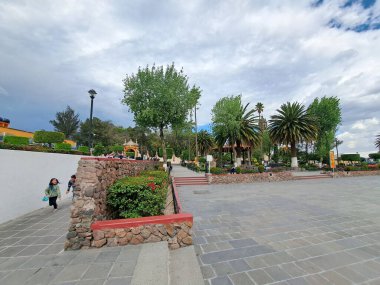 Tepotzotlan, Meksika Eyaleti, Meksika - 23 Ağustos 2023: Meksika Kolonisi Pueblo Magico, Ulusal Genel Vali Müzesi, bir park ve hafta sonu için restoranlar