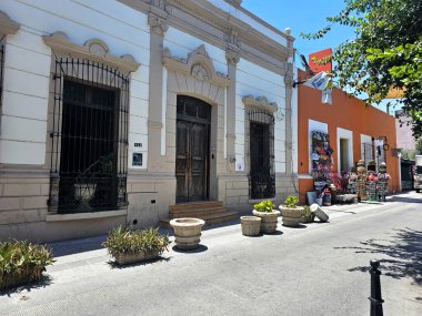Monterrey, Nuevo Leon, Meksika - 30 Temmuz 2025: Monterrey şehir merkezindeki Koloni tarzı binalar, kafeler, restoranlar ve evler
