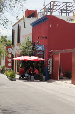 Monterrey, Nuevo Leon, Meksika - 30 Temmuz 2025: Monterrey şehir merkezindeki Koloni tarzı binalar, kafeler, restoranlar ve evler