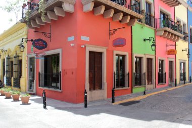Monterrey, Nuevo Leon, Meksika - 30 Temmuz 2025: Monterrey şehir merkezindeki Koloni tarzı binalar, kafeler, restoranlar ve evler