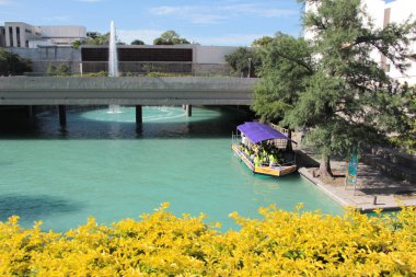 Monterrey, Nuevo Leon, Meksika - 29 Temmuz 2025: Monterrey 'deki Paseo Santa Lucia' yı şehir merkezinden Fundidora Park 'a tekne ile gezmek