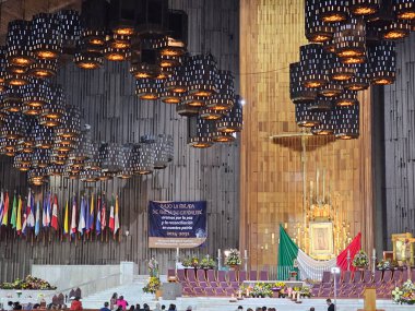 Mexico City, Mexico - 25 Kasım 2024: Meksiko 'daki Guadalupe Bazilikası' nın içi Bakire, sunak ve anıtsal organ imgesiyle
